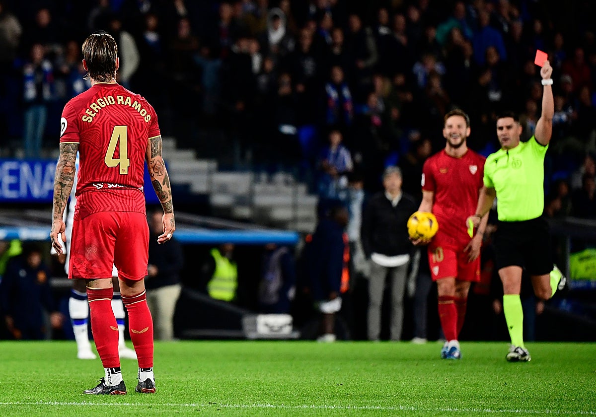 Ortiz Arias muestra la tarjeta roja a Sergio Ramos en el Real Sociedad - Sevilla