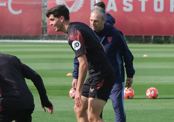 Caparrós, muy pendiente de Juanlu durante un entrenamiento
