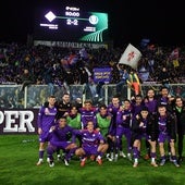 Los jugadores de la Fiorentina celebran su pase a las semifinales de la Conference League