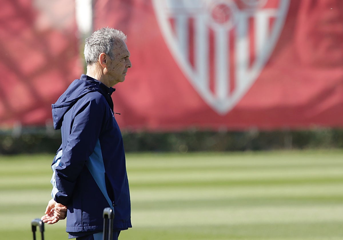 Joaquín Caparrós observa el trabajo de sus jugadores en la ciudad dpeortiva