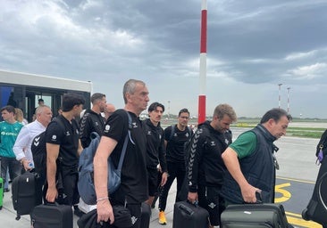 Los integrantes del Betis, en el momento de subirse al avión que los traslada a Sevilla desde Polonia