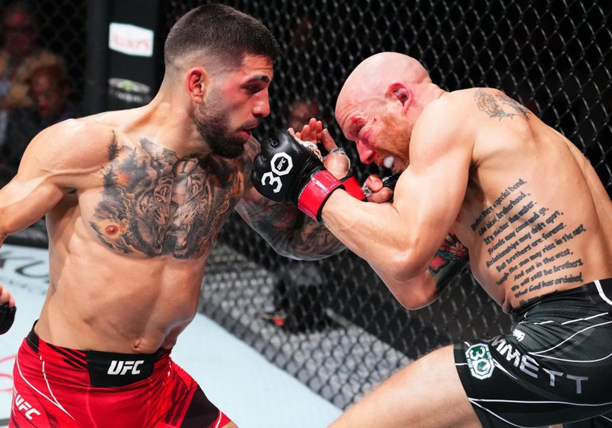 Ilia Topuria haciendo gala de su boxeo contra Josh Emmett