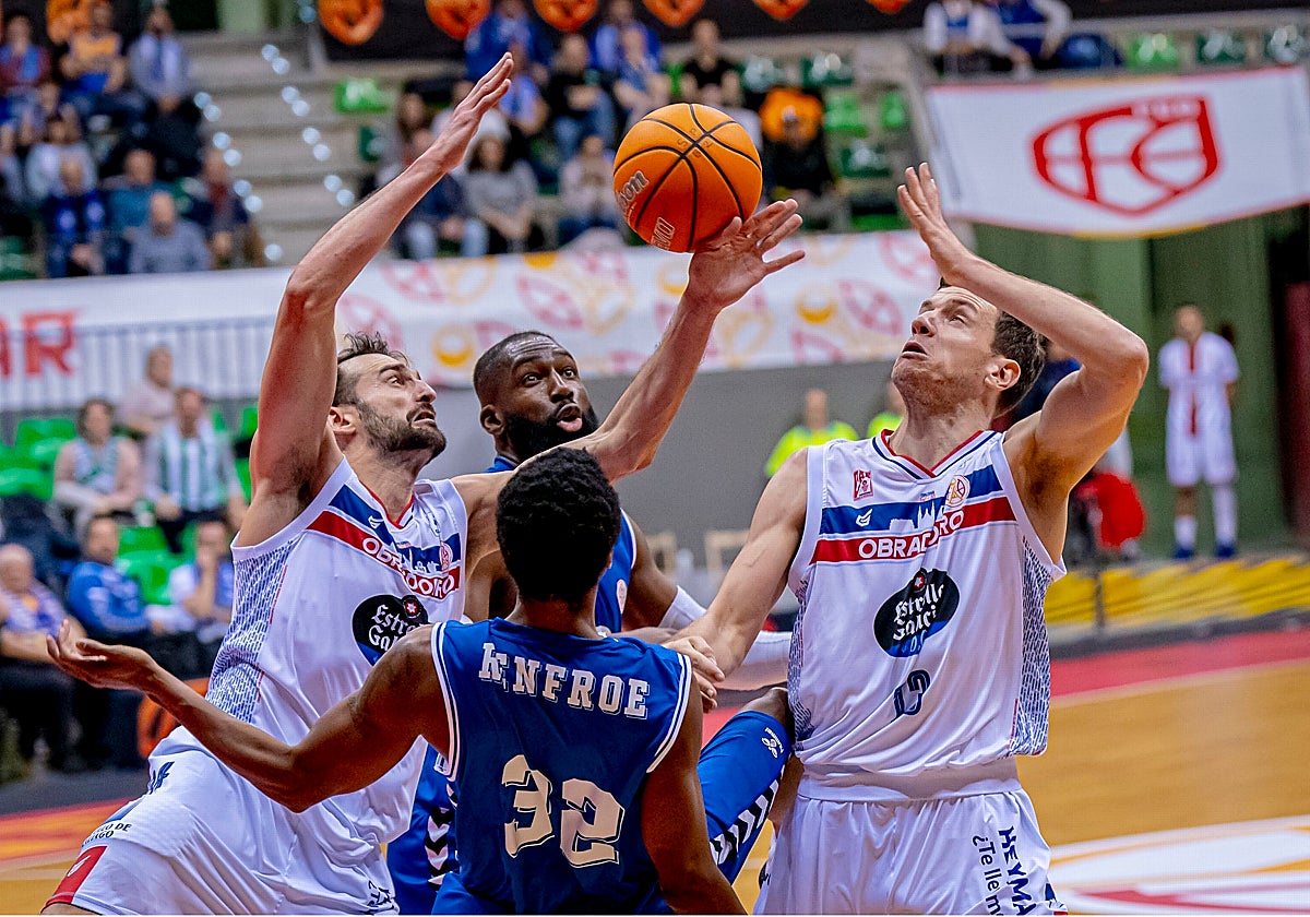 Renfroe y Kasibabu, del Betis Baloncesto, peleando por un rebote en el duelo copero ante el Monbús Obradoiro