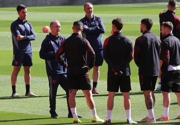 Caparrós dialoga con sus futbolistas en el entrenamiento de este sábado