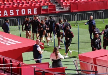 El Sevilla entrena en el estadio antes del partido ante el Alavés