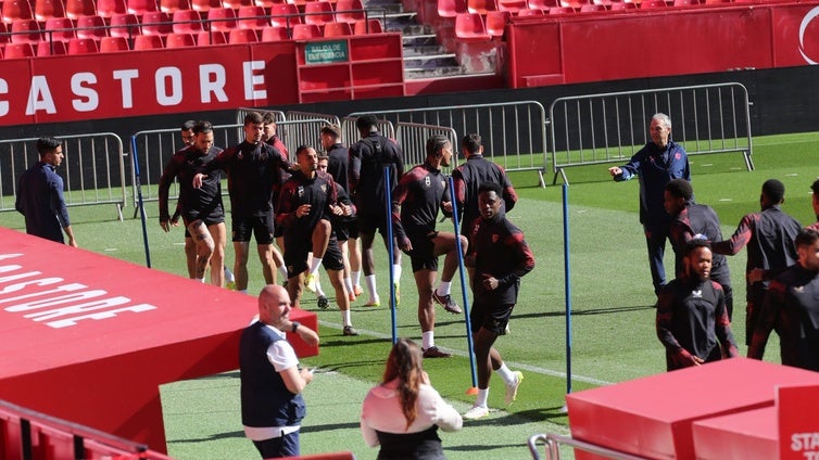 El Sevilla entrena en el estadio antes del partido ante el Alavés