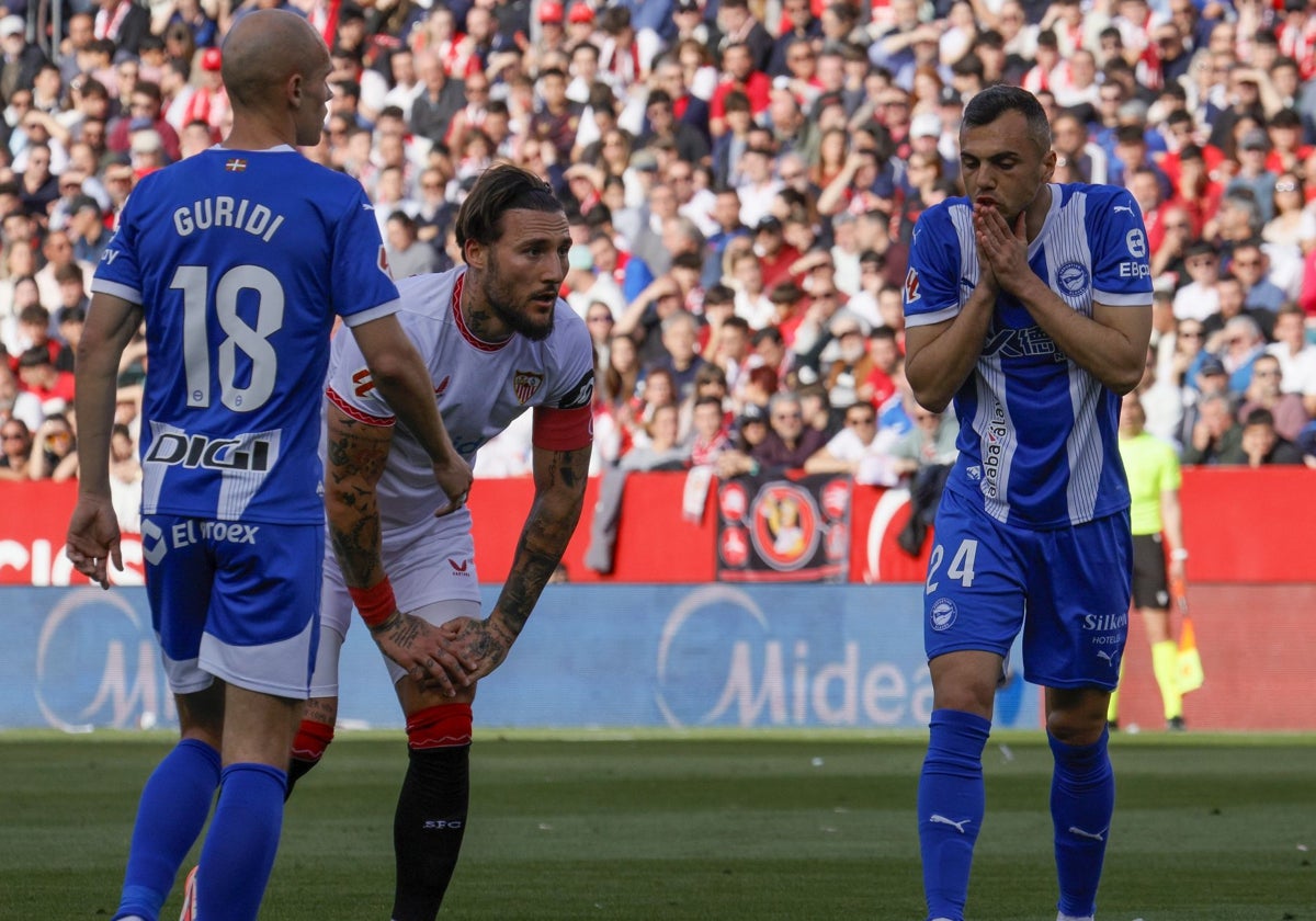 Gudelj, entre Guridi y Jordán durante el Sevilla - Alavés