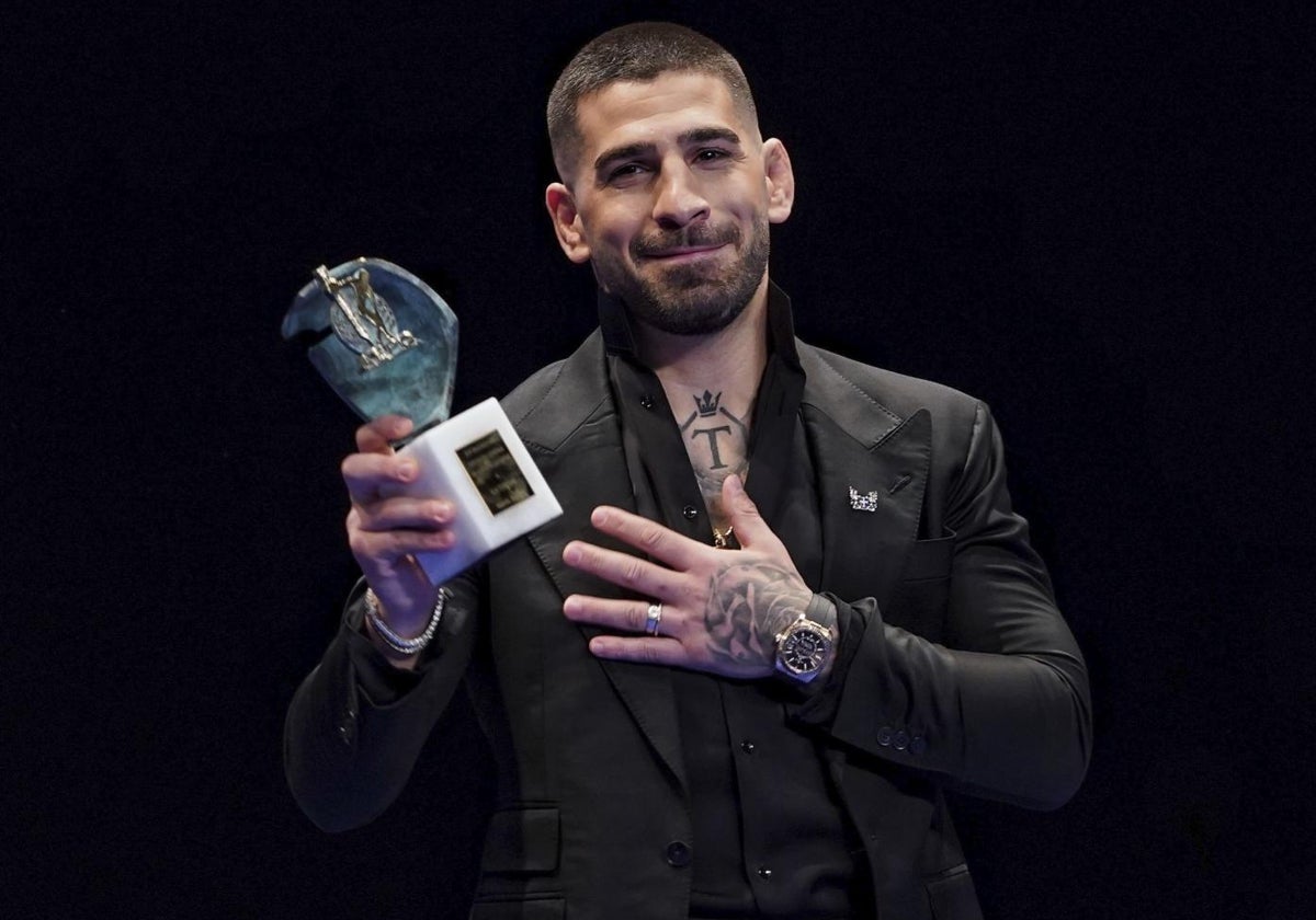 Ilia Topuria recibe un galardón en la Gala Nacional del Deporte