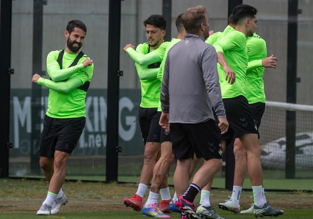 Isco, Fornals y Bartra, entre otros, en el último entrenamiento, ayer, antes del Girona - Betis de esta noche