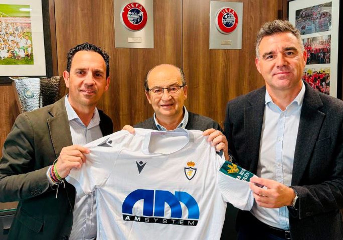 Directivos del Jaén, reunidos junto a José Castro, vicepresidente sevillista