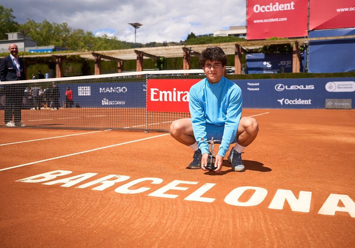 Pepe García, con el trofeo que le acredita como ganador del Conde de Godó sub 14