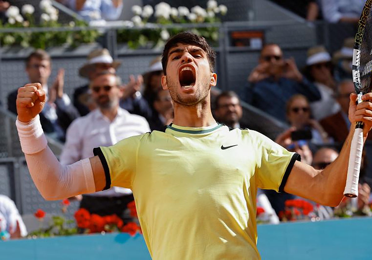Alcaraz celebrando un punto en el partido que quedó eliminado ante Rublev del Mutua Madrid Open 2024