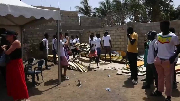 Surfistas senegaleses reciben material donado por compañeros australianos