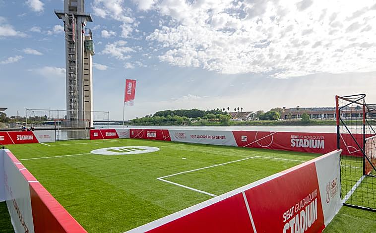 Imagen principal - Imágenes del enclave del campo flotante, una de las actividades paralelas a la Copa del Rey