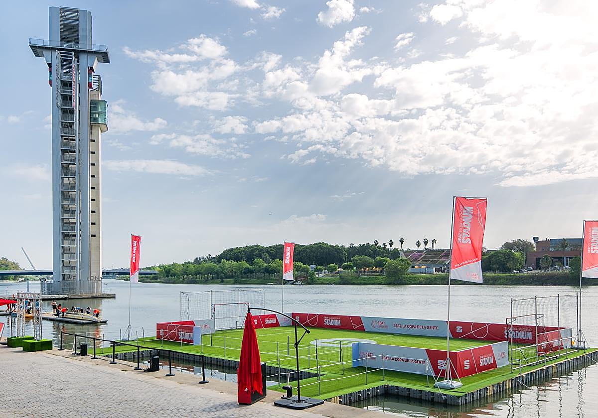 Campo flotante en el Parque Magallanes de Sevilla