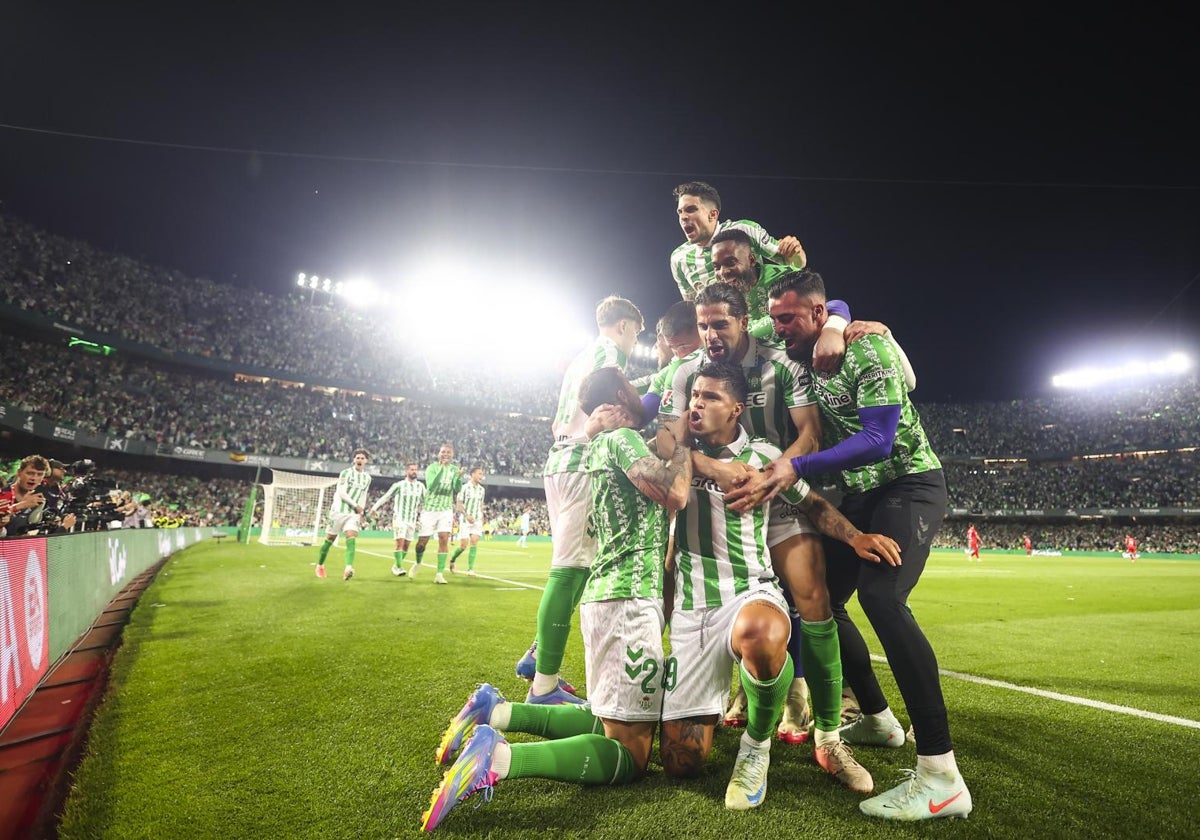 Cucho Hernández y compañía celebran un gol ante el Sevilla en el derbi
