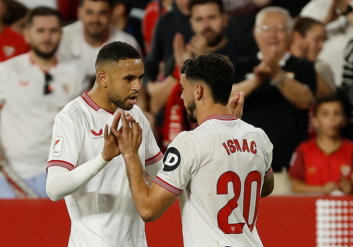 Isaac celebra con En-Nesyri el que de momento ha sido su último tanto en el Sánchez-Pizjuán, al Mallorca