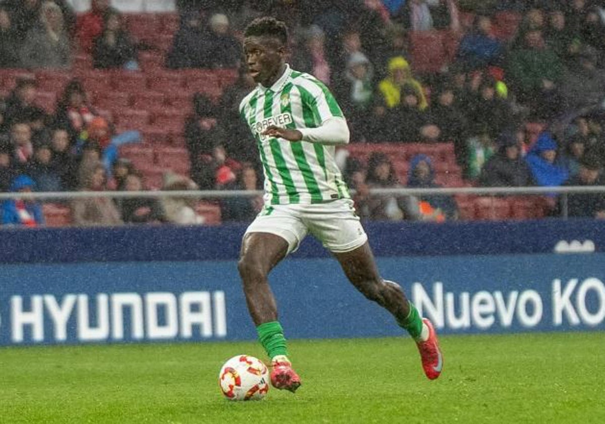 Marciano Sanca conduce un balón en el Metropolitano durante el transcurso del Atlético B - Betis Deportivo