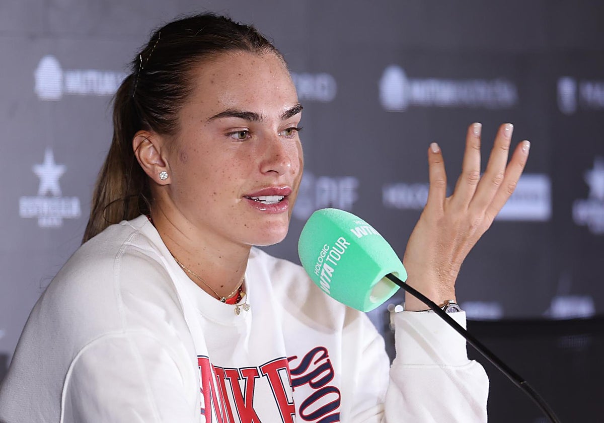 Aryna Sabalenka atendiendo a la prensa