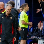 Joaquín Caparrós le da la espalda al colegiado mientras observa el monitor para quitarle una roja a Osasuna