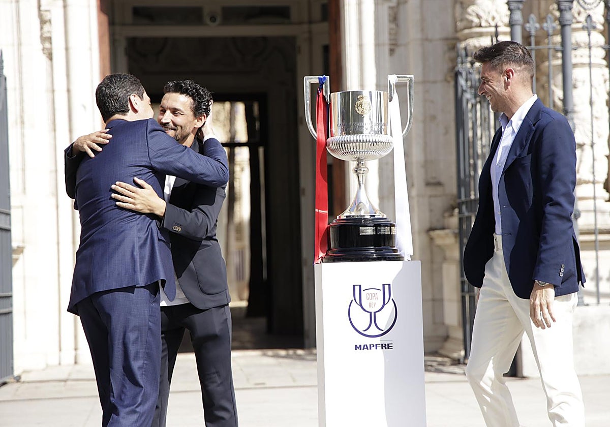 El presidente de la Junta de Andalucía, Juanma Moreno, saluda a Jesús Navas y Joaquín Sánchez