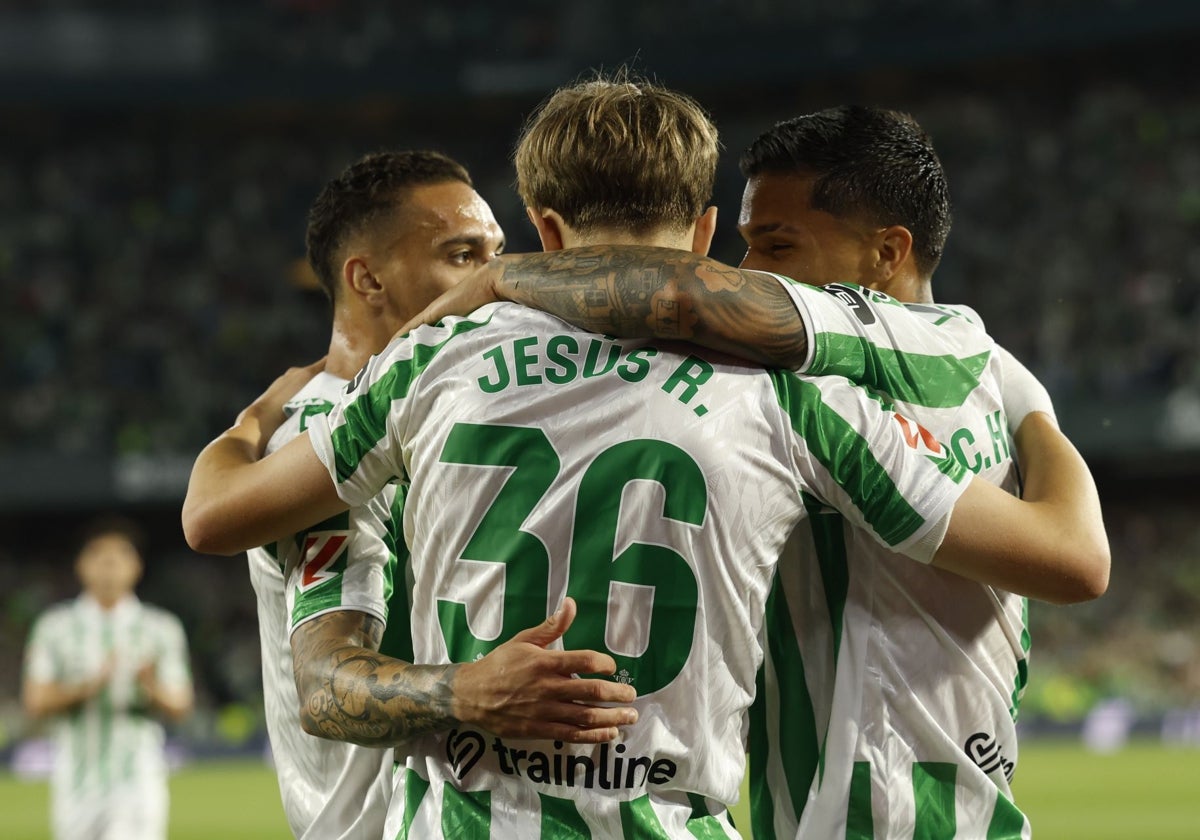 Los jugadores del Betis celebran el gol de Jesús Rodríguez ante el Valladolid