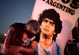Declara el médico que supervisó la operación a Maradona: «No era un paciente común, había que hacer mucho más»