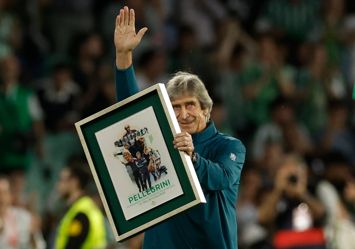 Pellegrini, en el momento de recibir el homenaje por su récord de victorias en la previa del partido