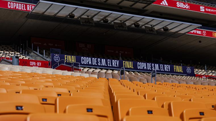 Nuevos asientos del Estadio de La Cartuja preparados para la Final