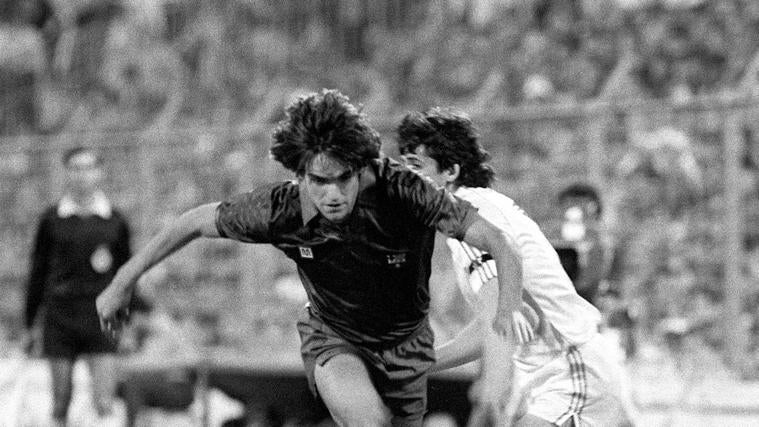 Marcos Alonso se va de Salguero en la final de Copa del Rey de 1983 en La Romareda de Zaragoza. El F.C. Barcelona se impuso 2-1 al Real Madrid, con un gol en el último minuto del jugador azulgrana