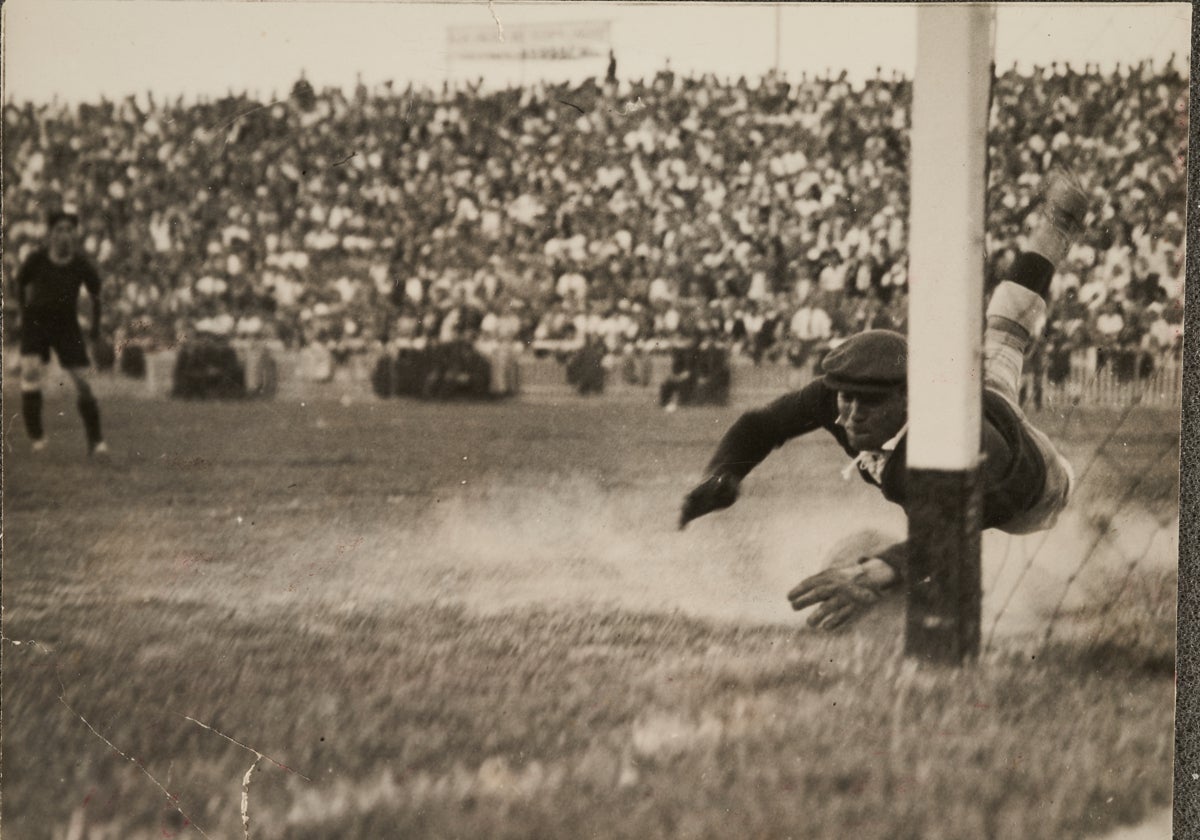 Ricardo Zamora ataja el disparo de Escolá en la final de Copa de 1936, que dio el triunfo al Madrid en la Copa del Presidente de la República, por 2-1