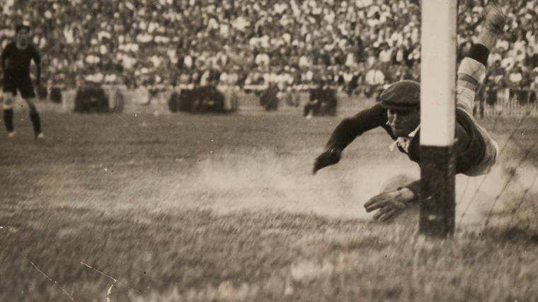 Ricardo Zamora ataja el disparo de Escolá en la final de Copa de 1936, que dio el triunfo al Madrid en la Copa del Presidente de la República, por 2-1