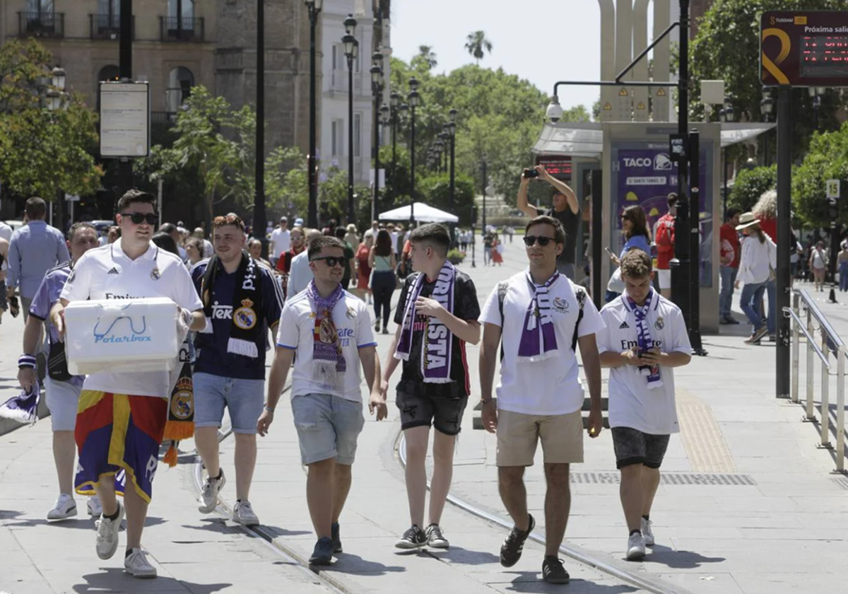 Aficionados del Real Madrid por la Avenida de la Constitución, con motivo de la última final de Copa que jugó el equipo en Sevilla, ante Osasuna en 2023