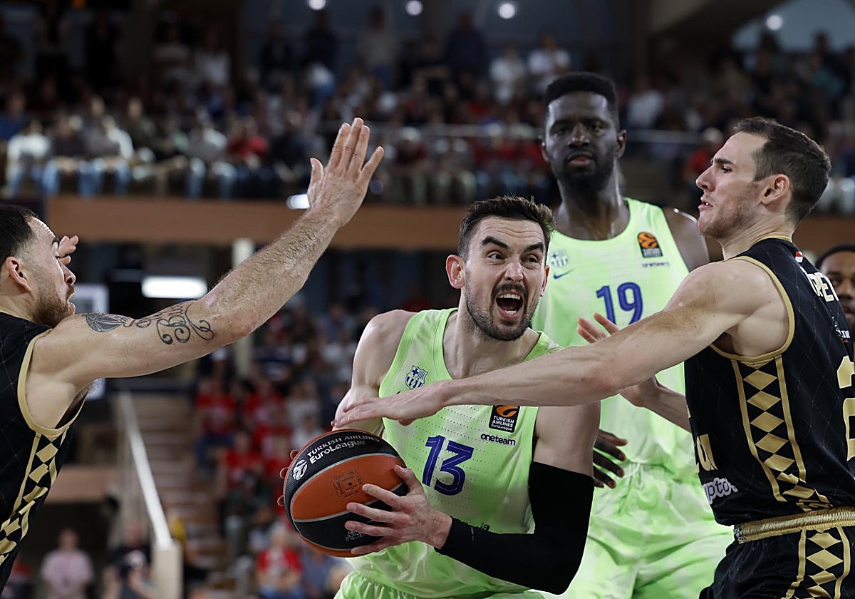 Satoransky, defendido por Mike James y Tarpey durante el Mónaco-Barcelona