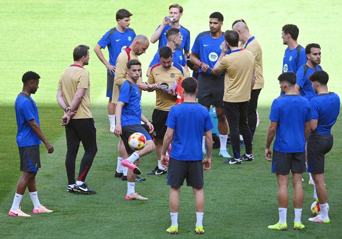 Los jugadores del Barcelona preparan el partido de este sábado ante el Real Madrid, que tendrá lugar en el estadio de La Cartuja