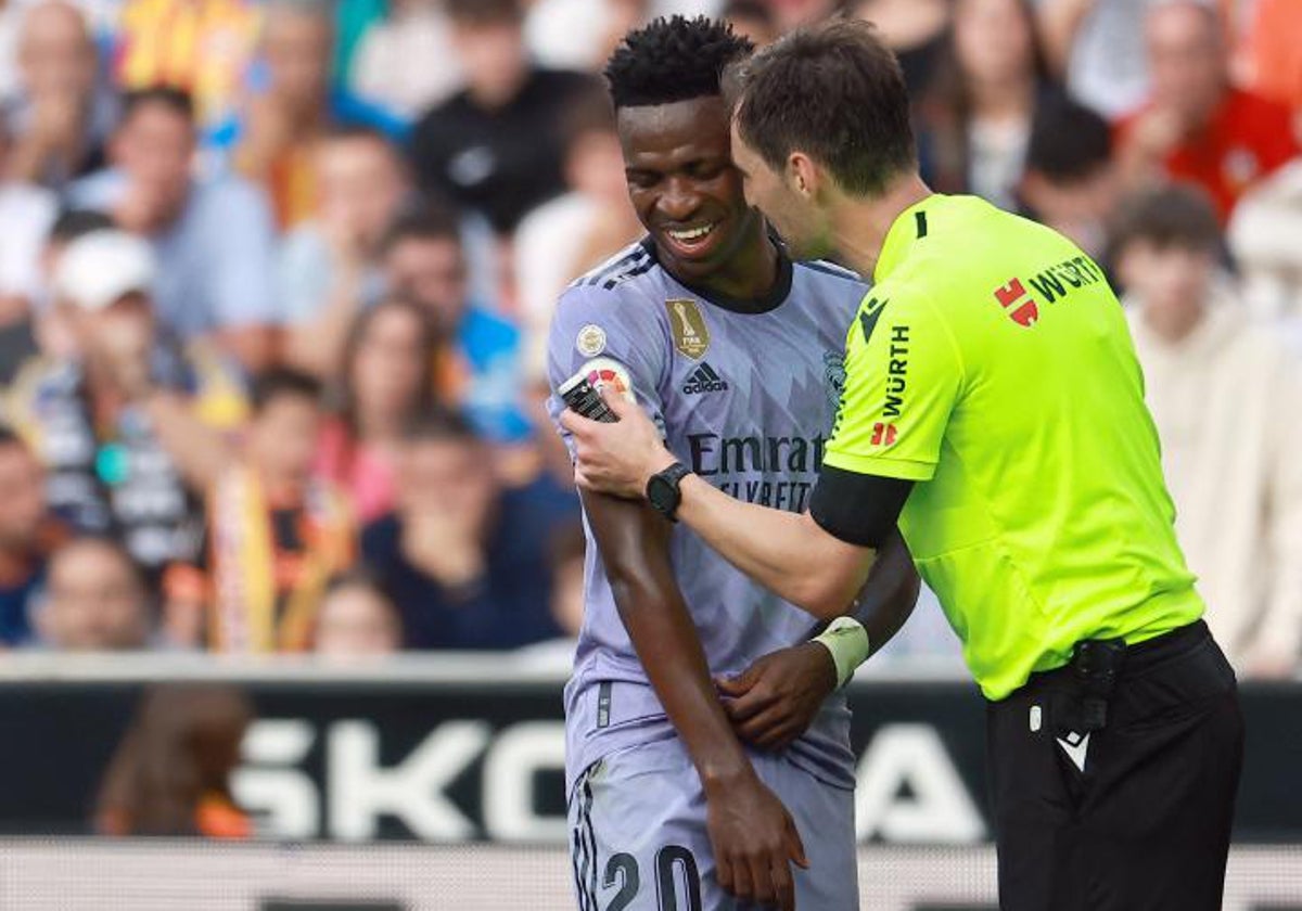 De Burgos Bengoechea, junto a Vinicius en el Valencia-Madrid de 2023