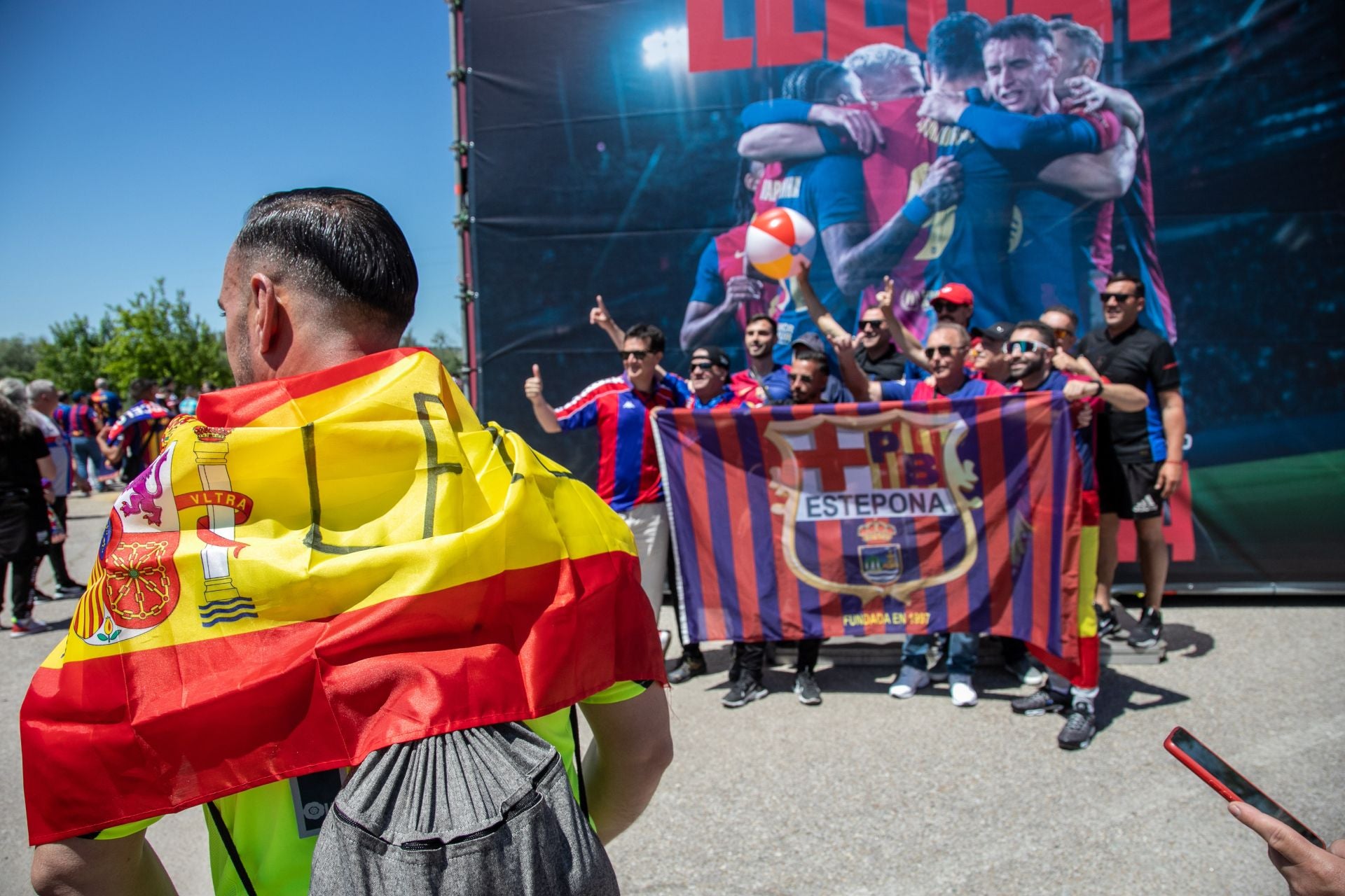 Aficionados del Barcelona en la zona de su equipo. 