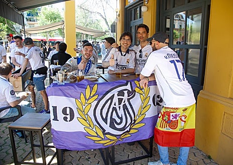 Imagen secundaria 1 - Las aficiones de Real Madrid y Barcelona desembarcan en Sevilla: «Esto es espectacular»
