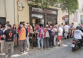 Las imágenes de los aficionados de Real Madrid y Barcelona por Sevilla en la previa de la final de la Copa del Rey