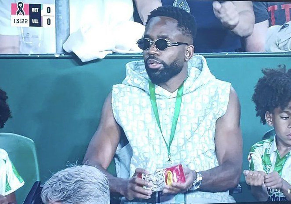 Bakambu, en la grada del Villamarín antes del Betis - Valladolid