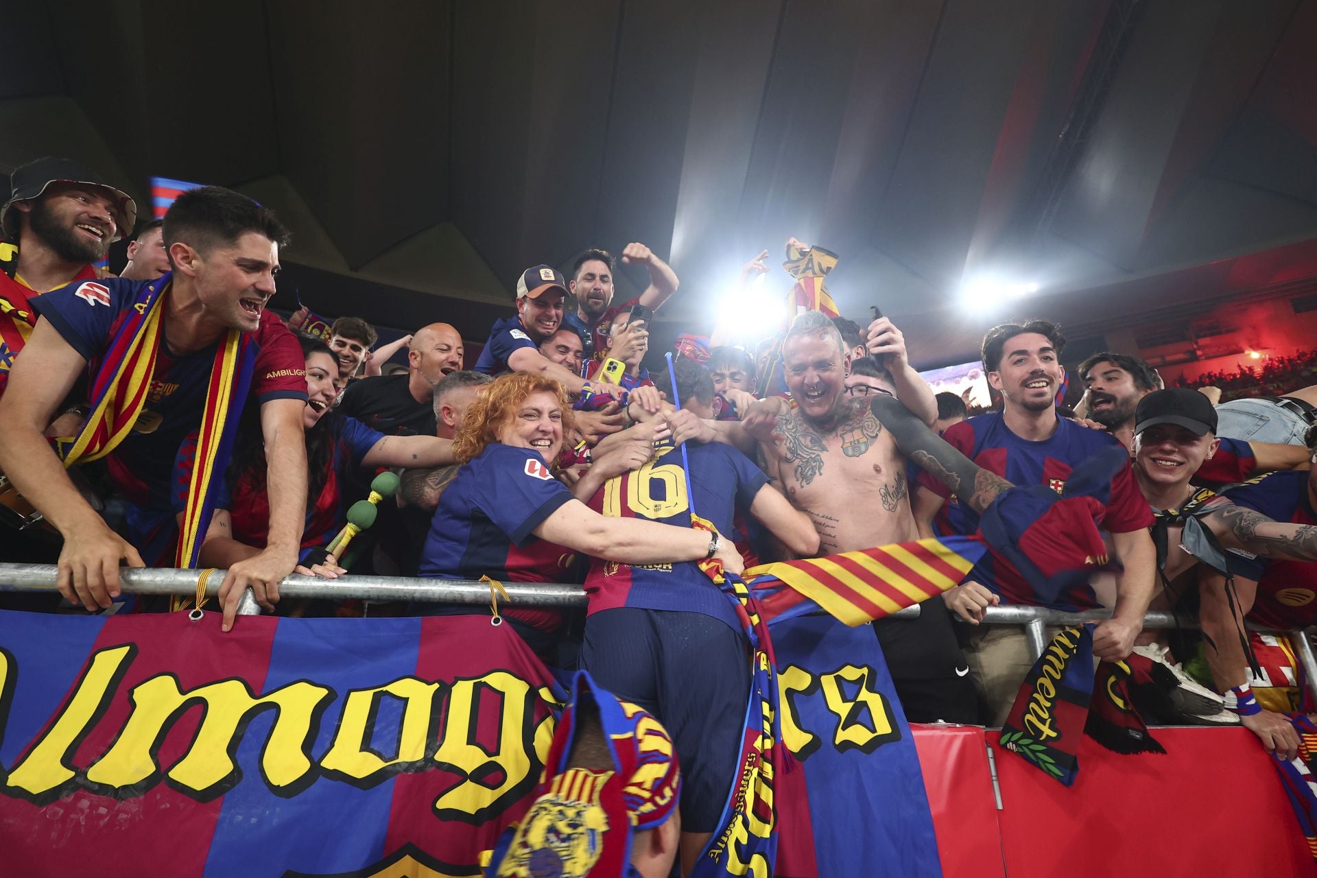 Fermín López celebra el gol de Koundé con la grada. 