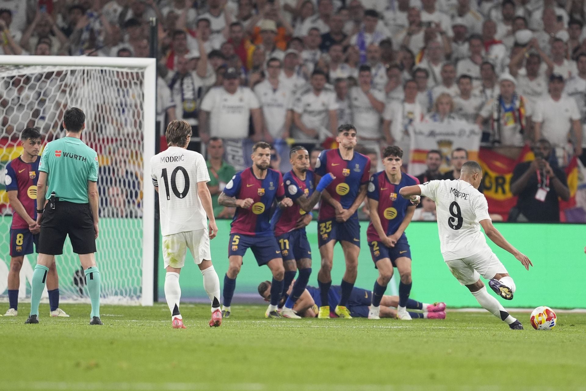 Kylian Mbappé lanza la falta del gol el empate.