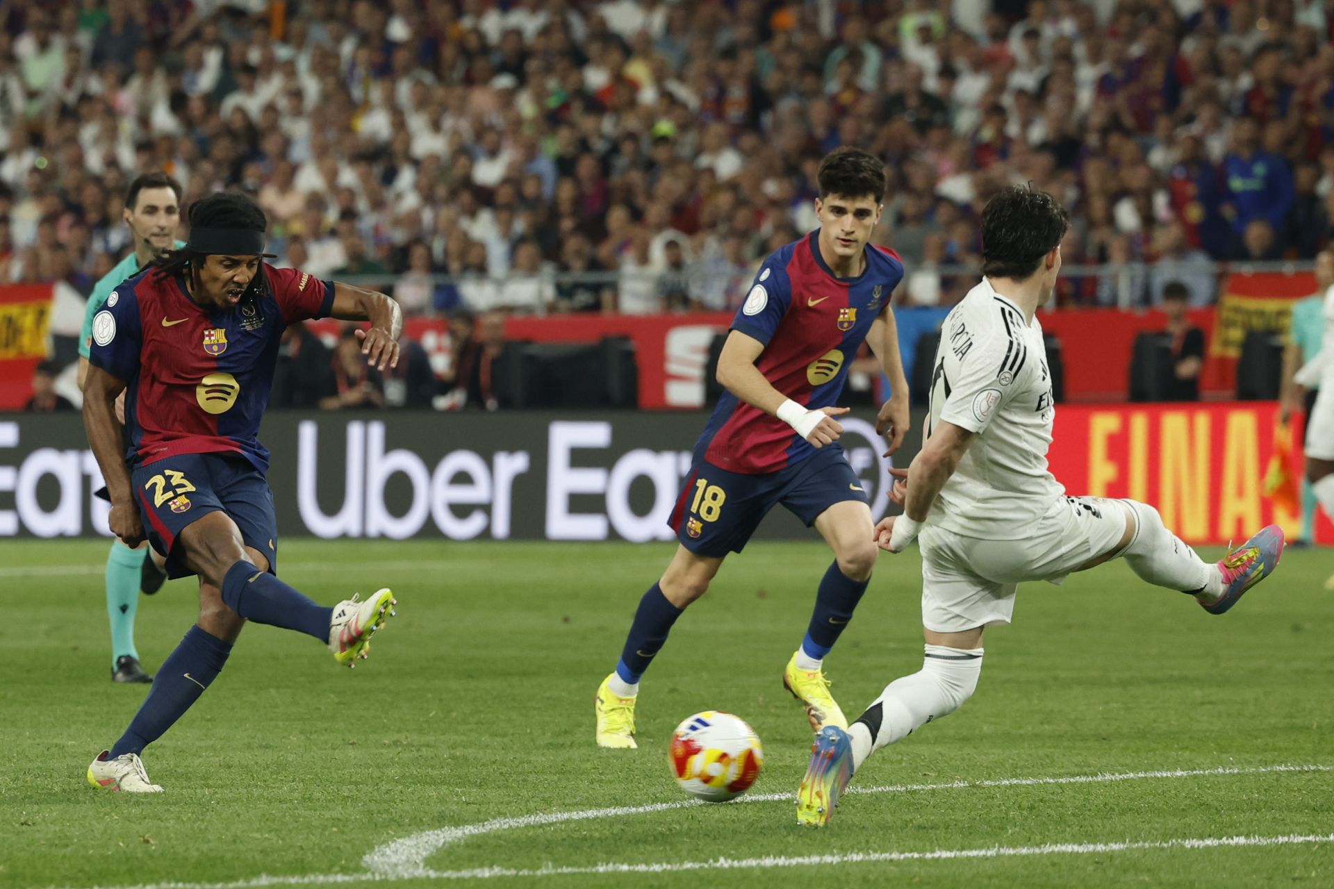 Jules Koundé mete un latigazo contra la portería de Courtois para que el Barcelona gane la Copa del Rey.