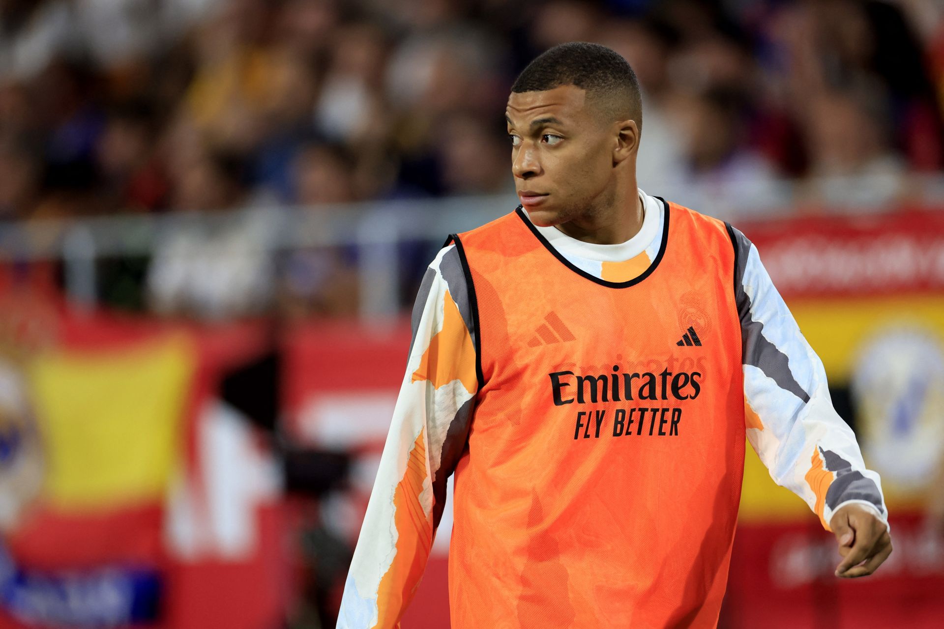 Mbappé, antes de saltar al campo en la segunda mitad.