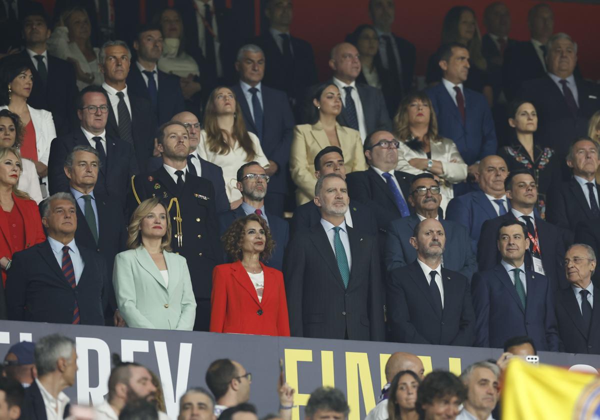 La afición del Real Madrid consigue acallar la pitada de la del Barcelona al himno de España en la final de la Copa del Rey