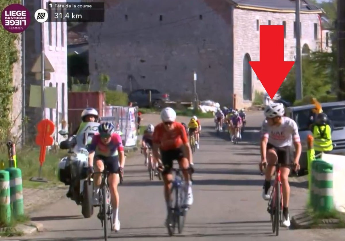 Otro «gilipollas» en una carrera: un espontáneo vestido de ciclista se cuela en la Lieja-Bastoña-Lieja femenina