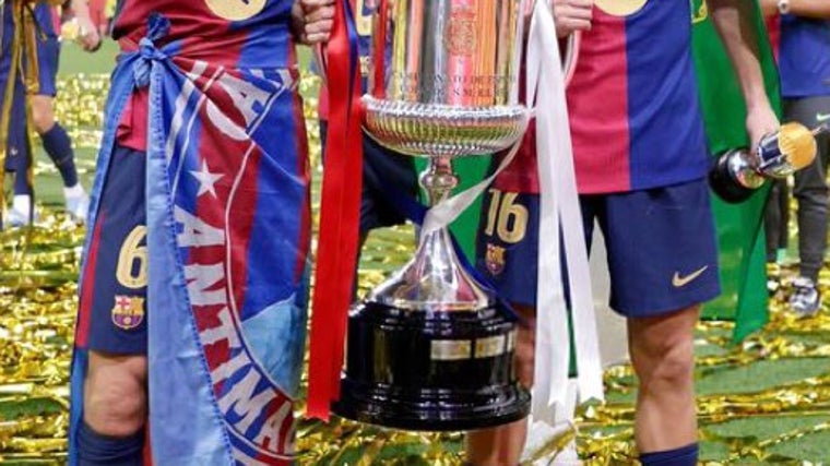 Gavi, a la izquierda, con una bandera antimadridissta, junto a Fermín