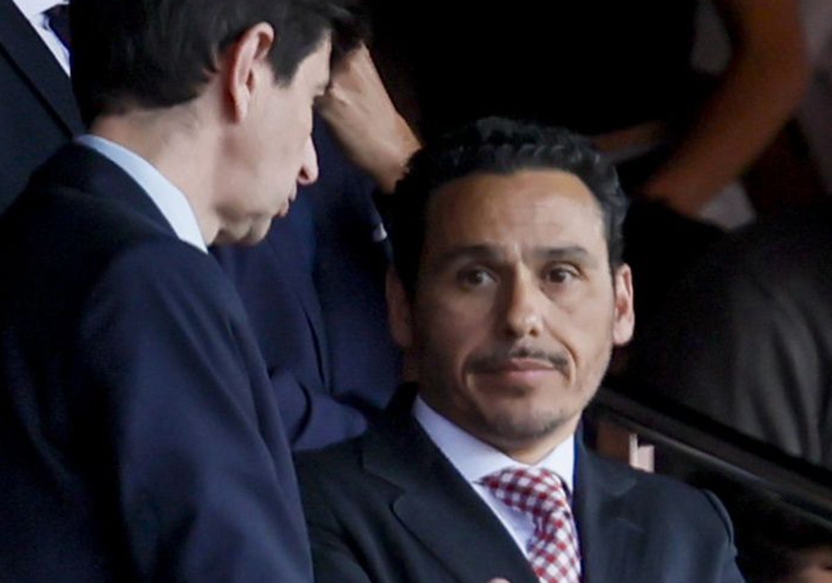 José María del Nido Carrasco dialoga con el presidente del Alavés, Alfonso Fernández de Trocóniz, en el último partido en el Sánchez-Pizjuán