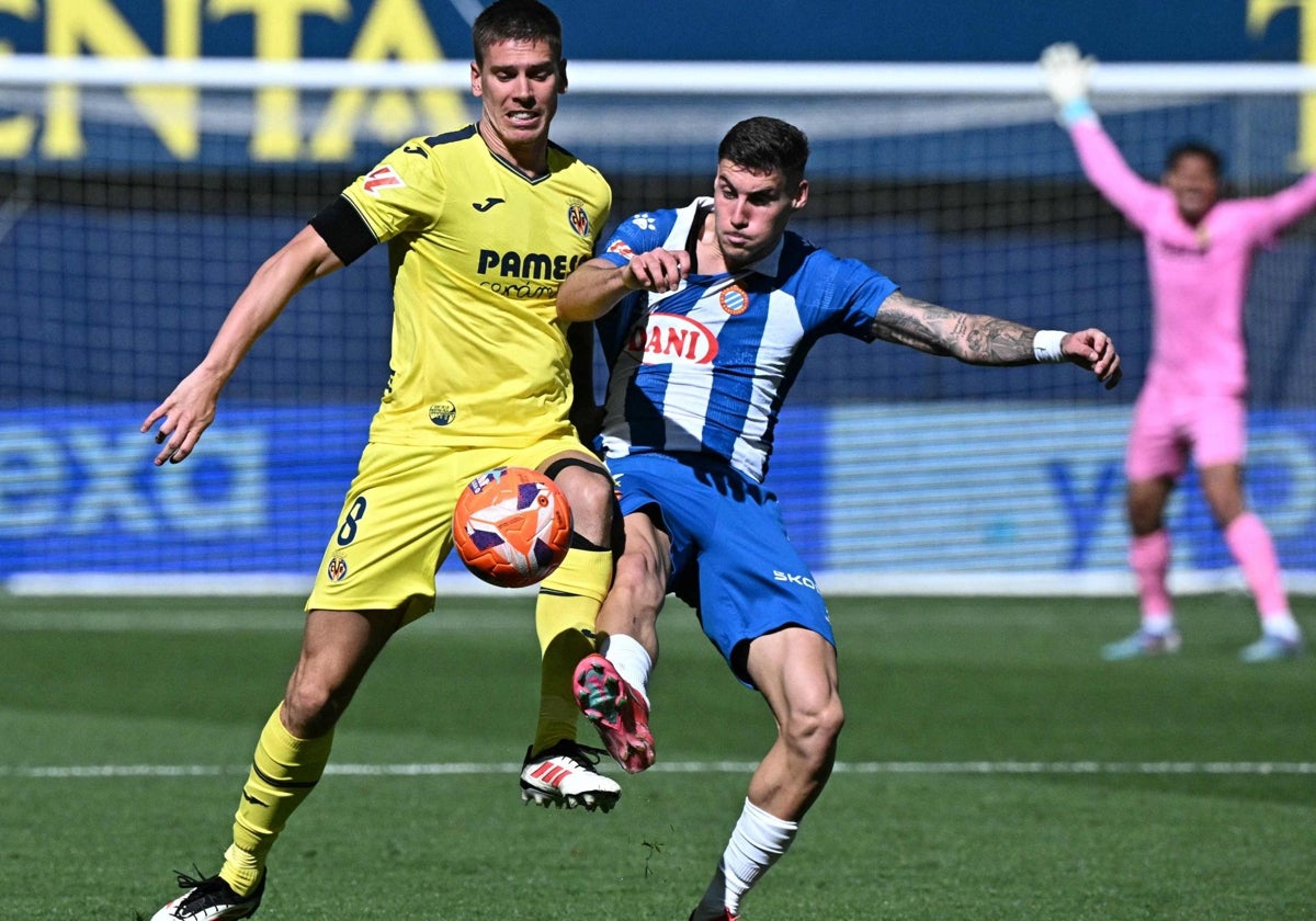 Foyth pugna con el espanyolista Roberto en un lance del Villarreal - Espanyol