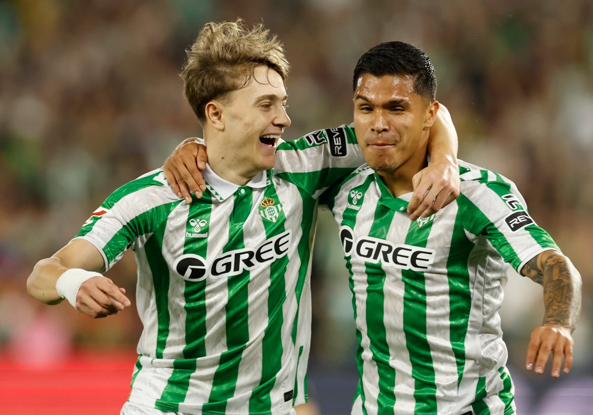Jesús Rodríguez y Cucho Hernández celebran uno de los goles ante el Valladolid